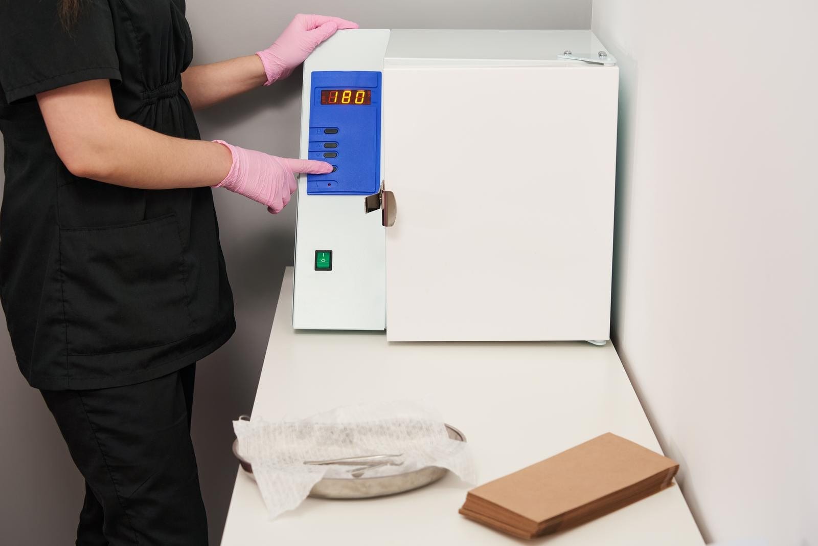 Instruments orthodontiques st&eacute;rilis&eacute;s dans l'autoclave &agrave; vapeur