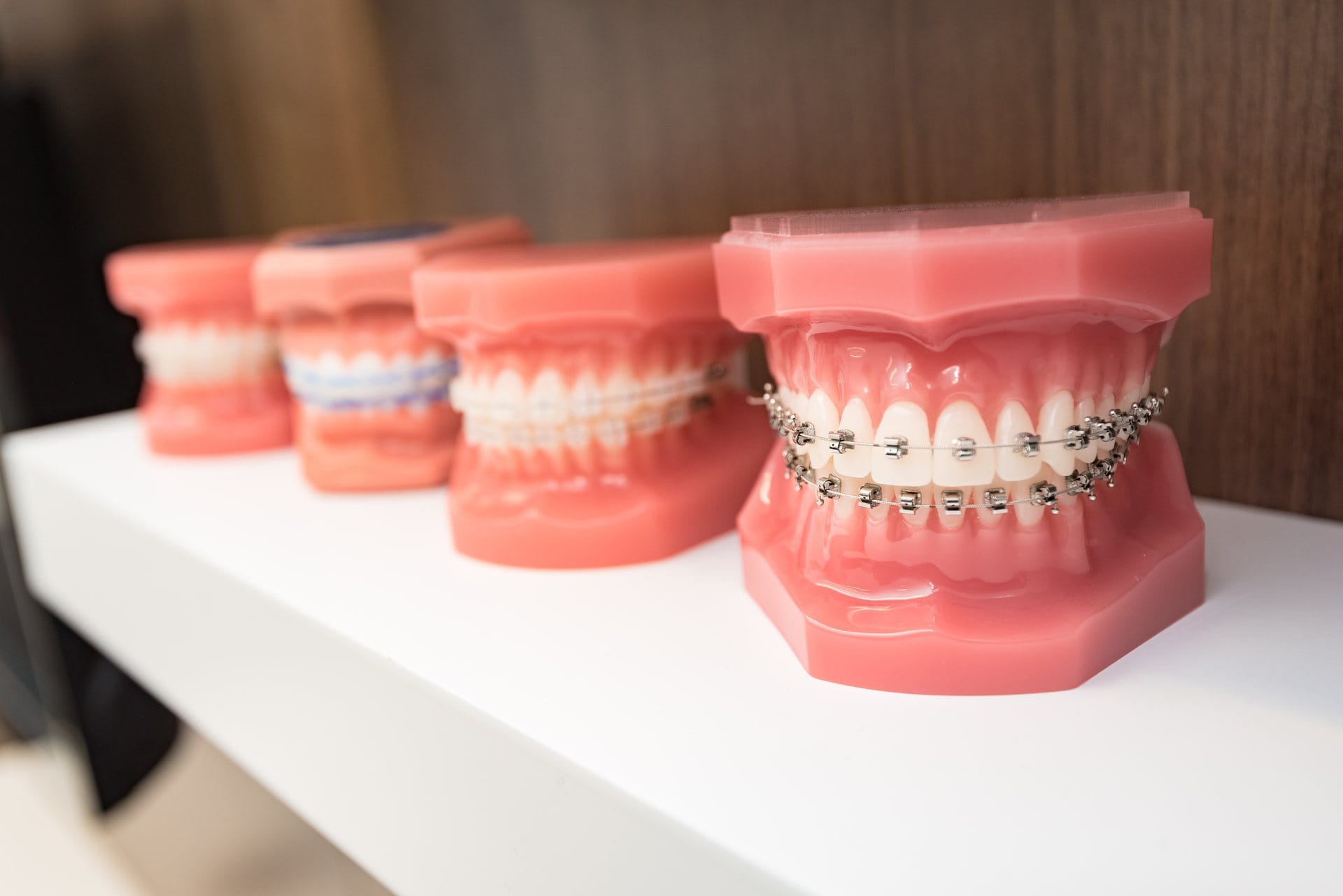 Broches m&eacute;talliques et c&eacute;ramiques pour adolescents