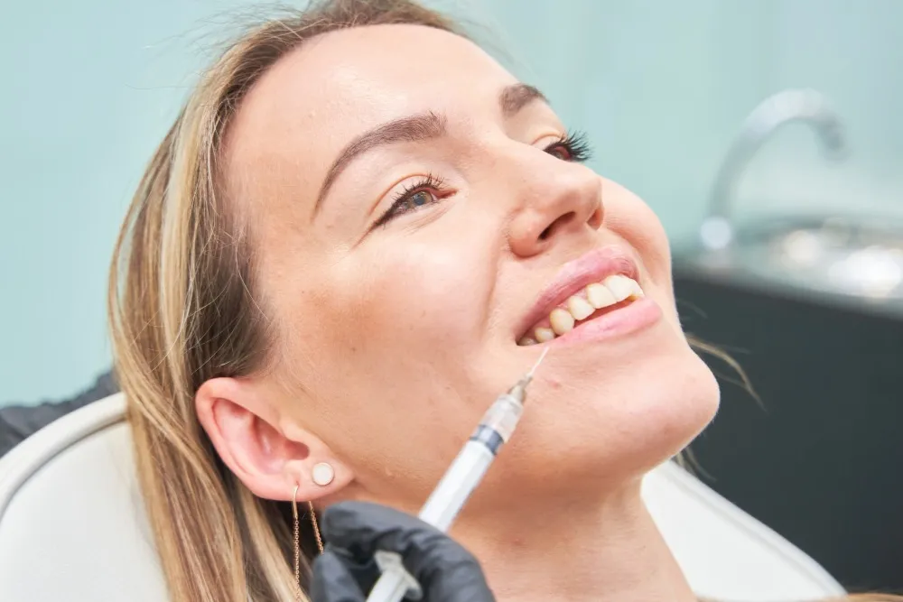 Injection de neuromodulateurs pour sourire gingival