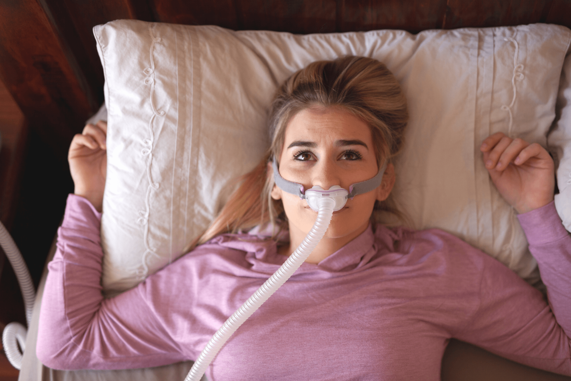 Femme au lit avec masque CPAP - alternative disponible