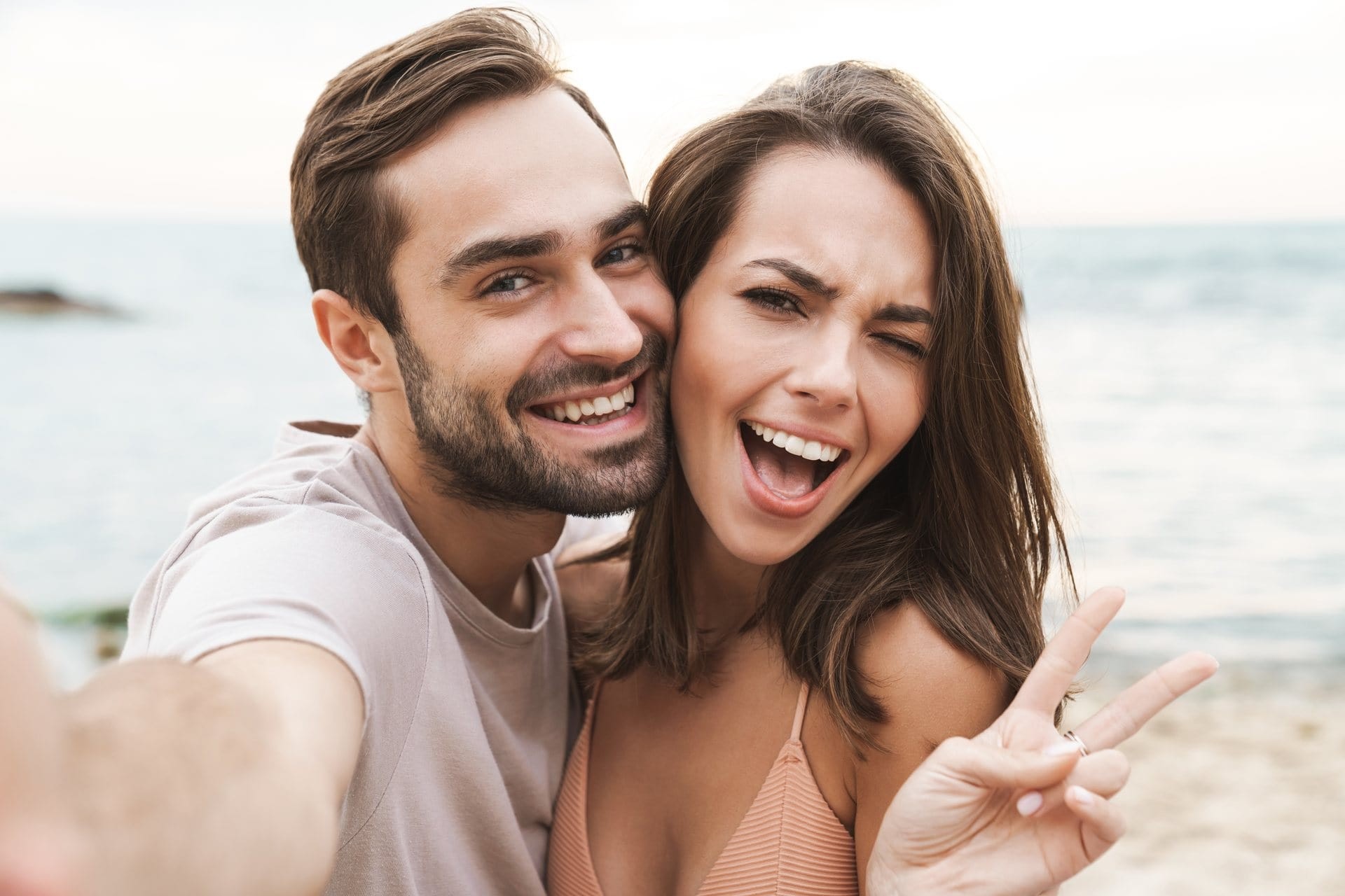 Couple souriant avec sourire parfait gr&acirc;ce &agrave; l'orthodontie linguale