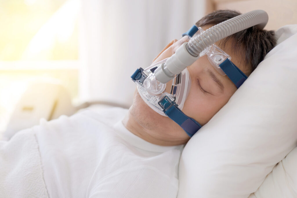 Patient avec masque CPAP encombrant