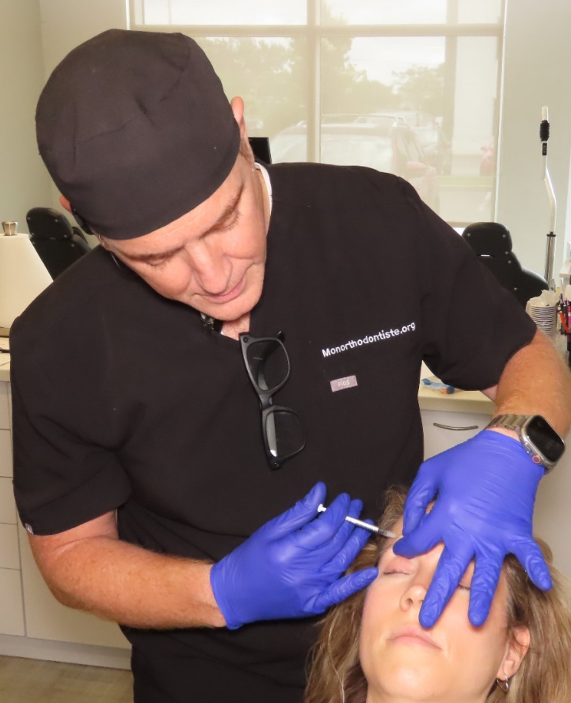 Dr David Benguira réalisant une injection