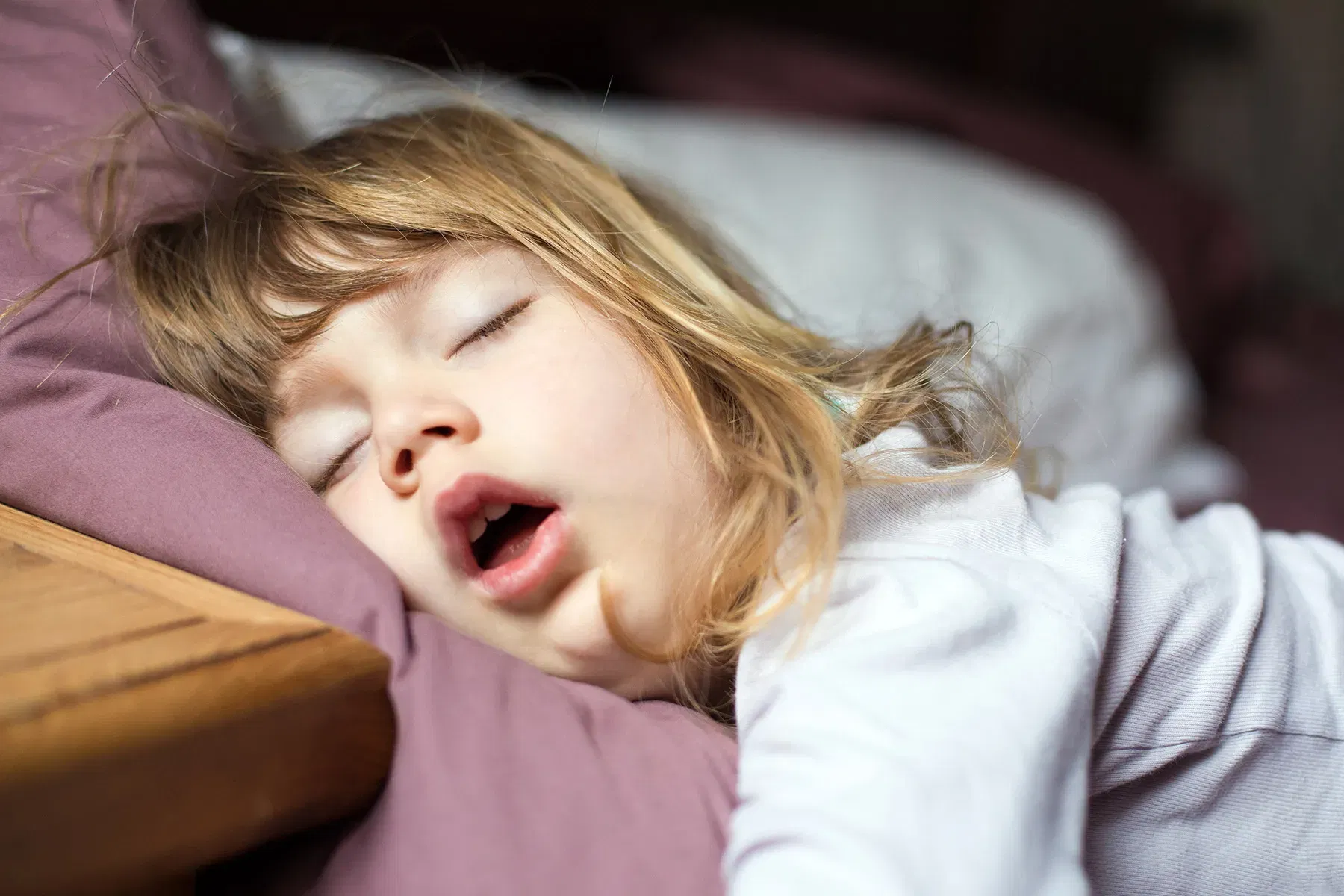 Enfant dormant la bouche ouverte, signe de troubles respiratoires du sommeil
